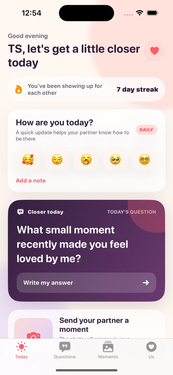 Pantalla Hoy de CoupleZ con emociones y una pregunta diaria